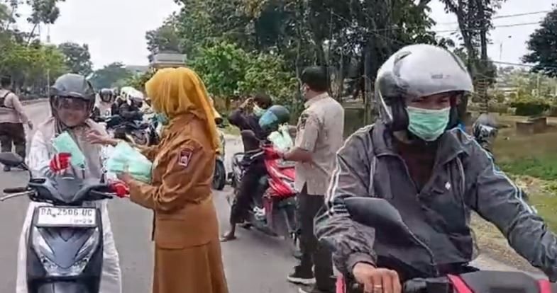 Diselimuti Kabut Asap Tebal, BPBD Kota Padang Bagikan 11 Ribu Masker