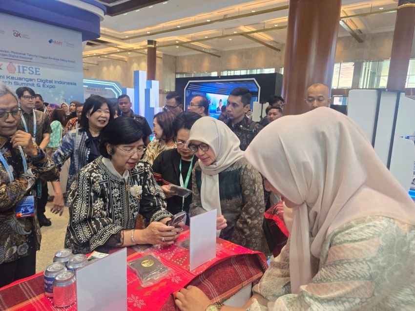Gubernur BI Destry Damayanti Coba Langsung QRESTO di Booth Pemkot Medan pada FEKDI 2026