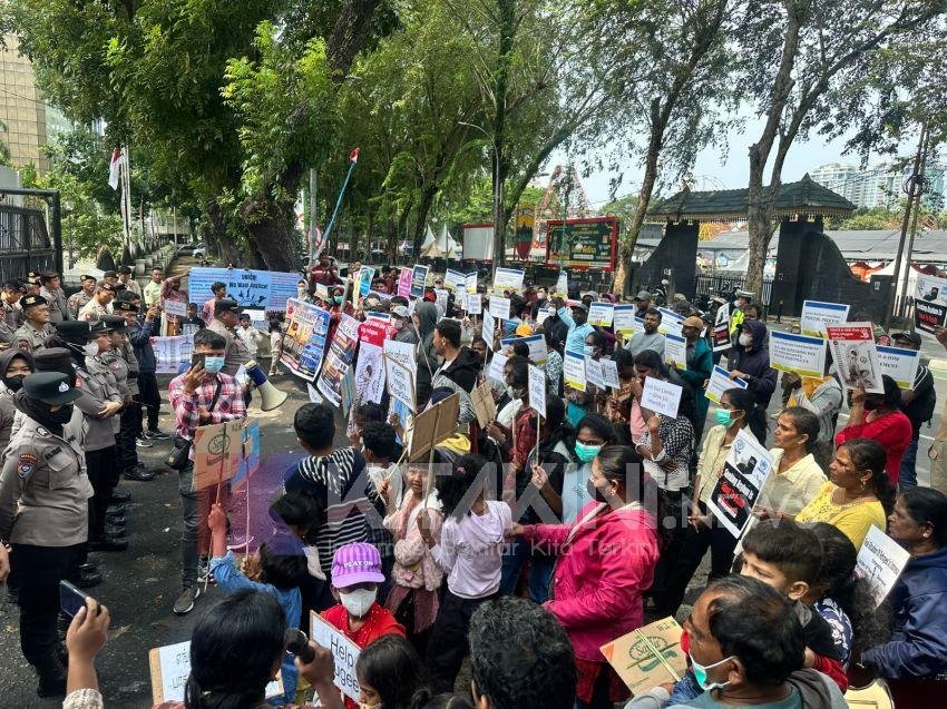 Minta Kepastian Pemukiman, Ratusan Massa Rohingya Geruduk Gedung DPRD Sumut