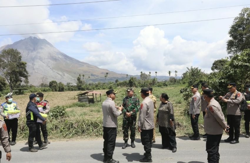 Kapolda Sumut Tinjau Gunung Sinabung Pascaserupsi, Pastikan Kesiapan Personel dan Keselamatan Warga