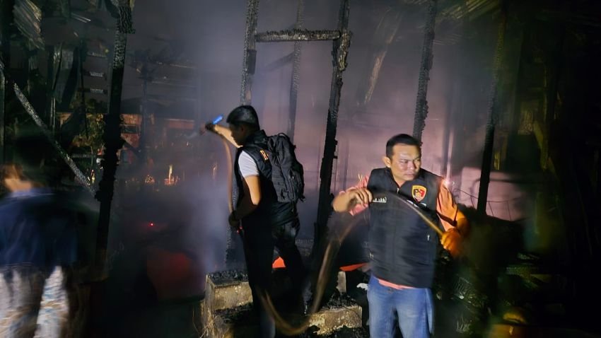 Diduga Akibat Korsleting Listrik, Satu Unit Rumah di Aekpining Tapsel Ludes Terbakar