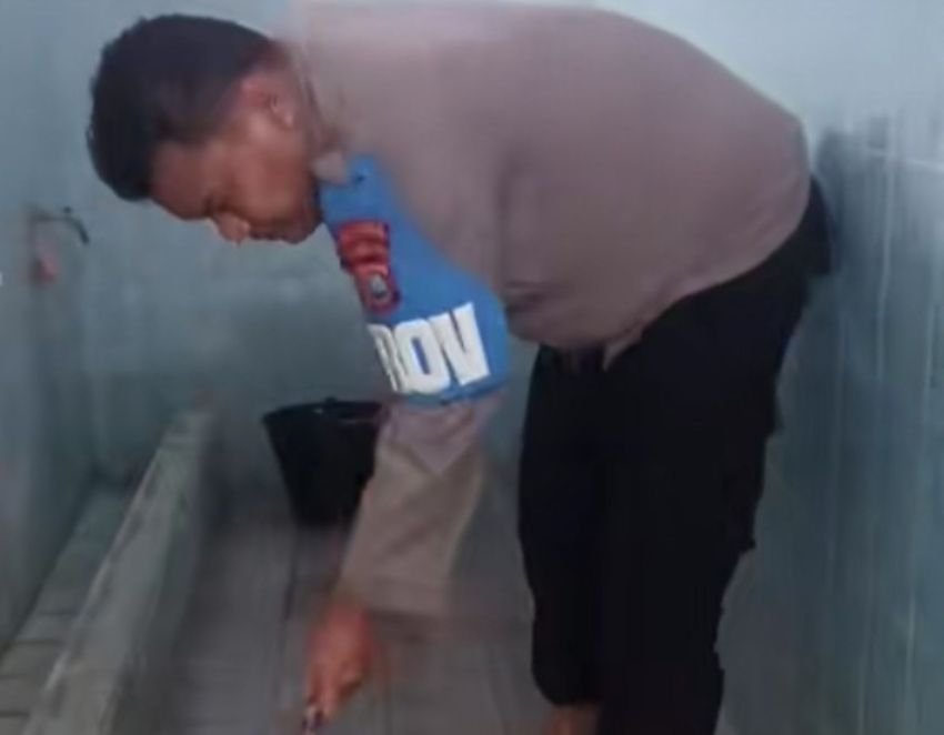Tak Hanya Peduli Sesama, Aipda Irwan Alamsyah Sitompul Ternyata Juga Gemar Bersihkan Masjid