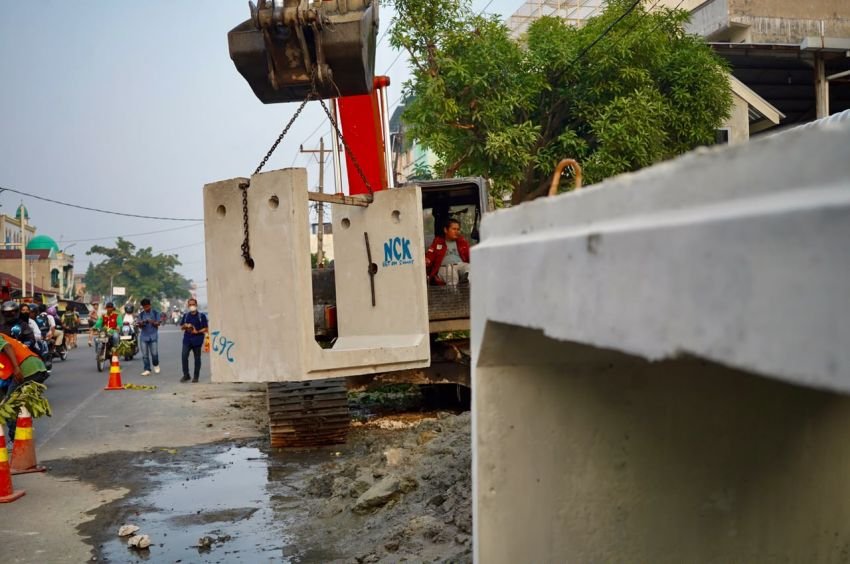 Atasi Banjir Indra Kasih, Rico Waas Turun Tangan Respon Keluhan Warga Terkait Galian Drainase