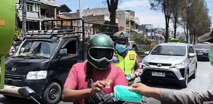 Petugas Bagikan Masker di Berastagi Antisipasi Gangguan Pernapasan Pasca Erupsi Sinabung