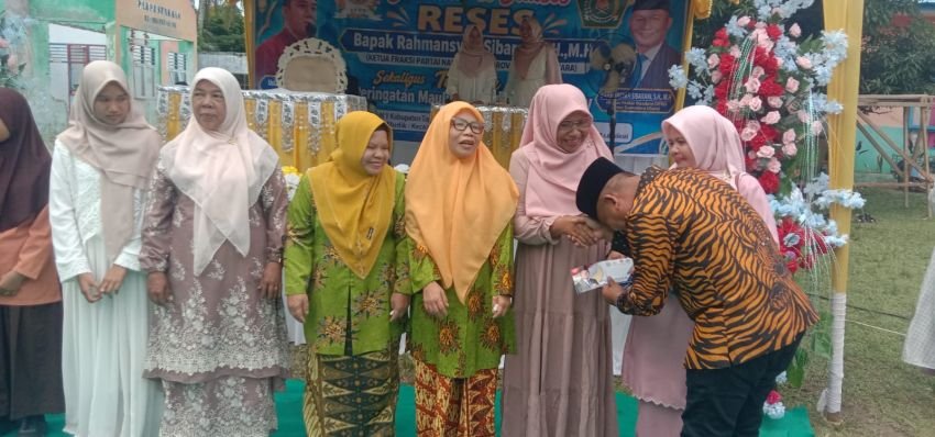 Reses ke MTsN 1 Barus Tapteng, Guru Yang Telah Pensiun Terharu Menerima Tali Asih Rahmansyah Sibarani