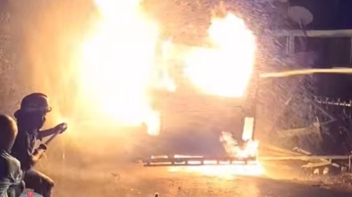 Sebuah Mobil Minibus Diduga Bermuatan BBM Solar dan Pertalite Terbakar di Padangsidimpuan