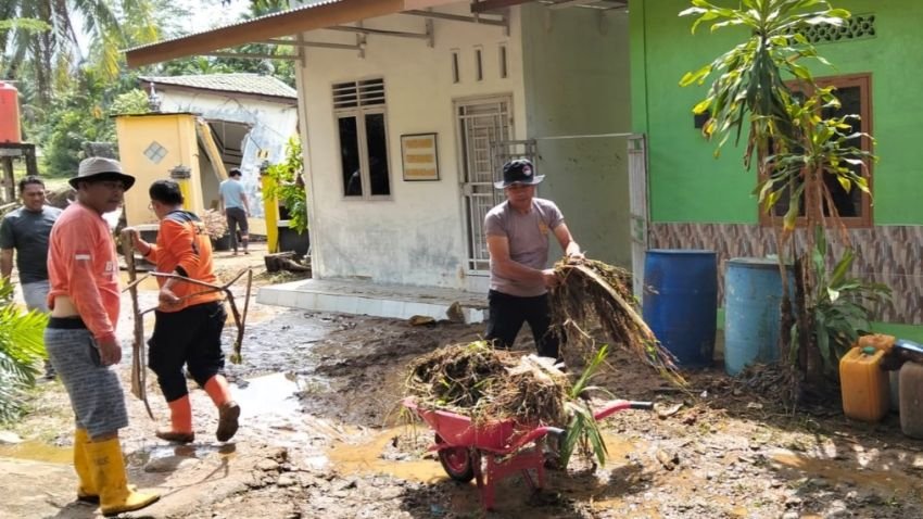 Sungai Parsariran Meluap Rendam Rumah Warga di Hapesong Baru, Tim Gabungan Bantu Pembersihan