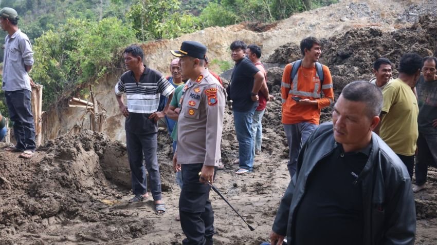 Kapolres Anton Tinjau Jalinsum Sipirok-Tarutung Amblas, Roda Empat Belum Bisa Melintas