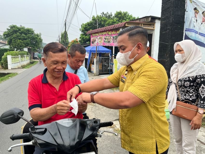 Kabut Asap di Medan, Lurah Sari Rejo Bagikan 500 Masker Gratis
