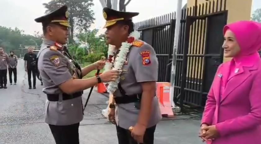 Suasana Haru dan Prosesi Adat Melayu Warnai Pisah Sambut Kapolda Riau