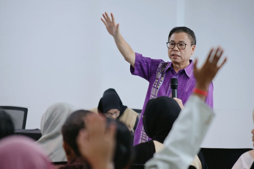 Tangis  Haru Orangtua Pecah, Sofyan Tan Bantu Anak Keluarga Miskin Lolos KIP Kuliah