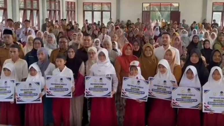 Stafsus Wakil Ketua DPR RI Salurkan Bantuan PIP kepada 517 Siswa di Siak