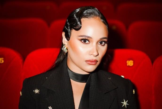 Main Film Jadi Pekerja Kantoran, Aurora Ribero Terjepit di KRL