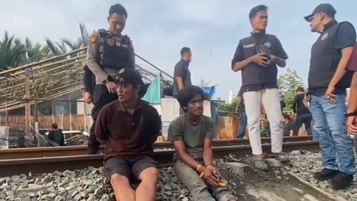 Terhalang Puluhan Ban Bekas, Petugas Gabungan Bersenjata Lengkap Gerebek Sarang Narkoba