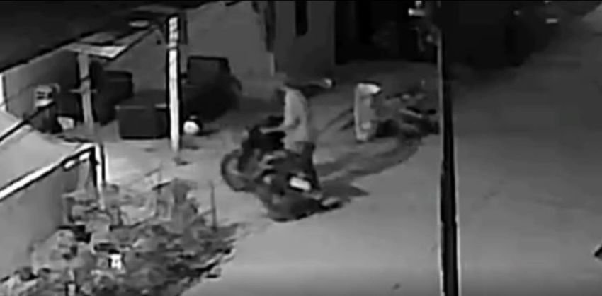 Terekam CCTV, Pelaku Curanmor Beraksi di Tengah Malam