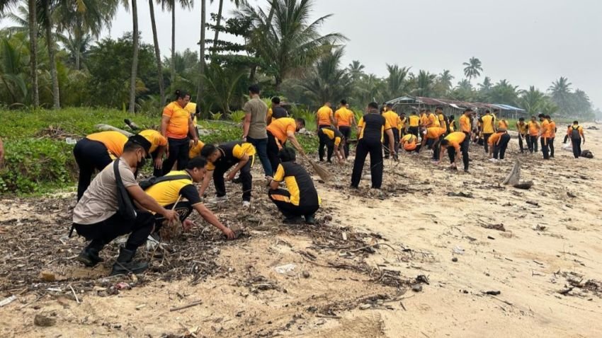 Polres Tapteng Gelar Aksi Bersih Pantai Holywood Pandan