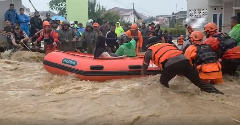 Diguyur Hujan Deras, Pemukiman Warga di Kota Padang Terendam Banjir Hingga 80 Cm