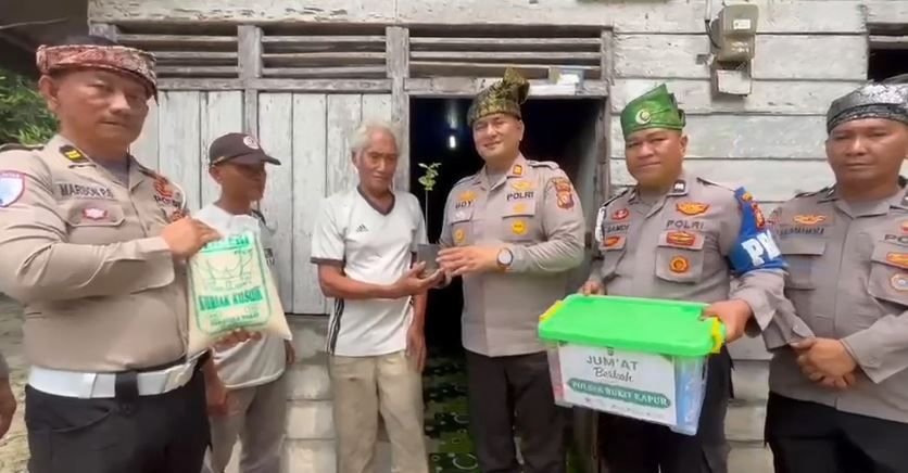 Jumat Berkah Polsek Bukit Kapur Bagi Sembako dan Bibit Pohon di Dumai