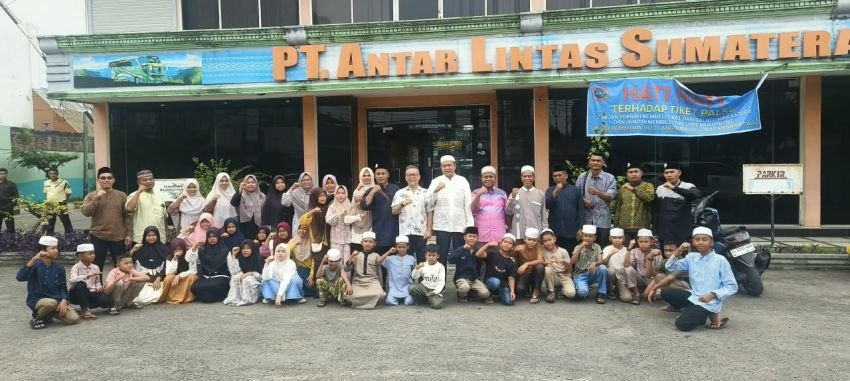 Aswin Parinduri Bersama Direktur PT ALS Sambut Kontingen Santri Madina Ikuti Porsadin VII Tingkat Provinsi