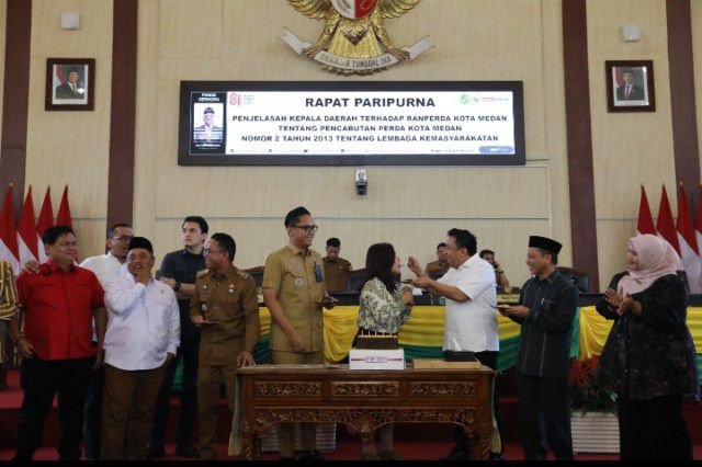 Usai Paripurna, Dame Duna Dapat Kejutan HUT ke-58