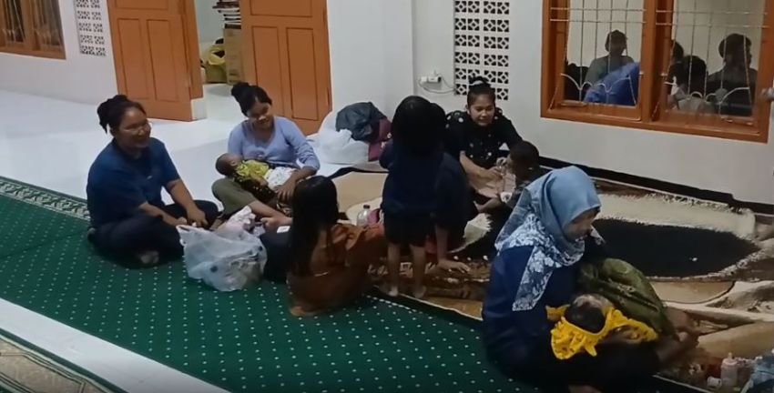 Kapolda Sumbar Kerahkan 200 Personel Gabungan, Korban Banjir Mengungsi di Musala