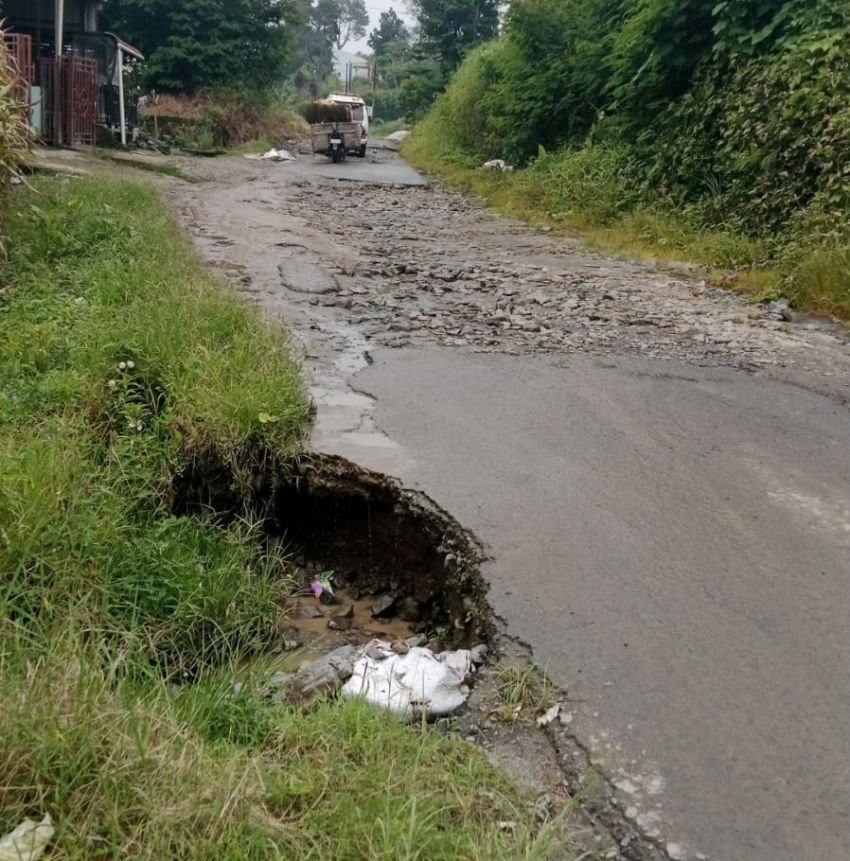 Mangapul Purba Desak Dinas BMBKC Sumut Perbaiki Jalan Silabah Jaya&ndash;Sipintuangin Hancur Lebur