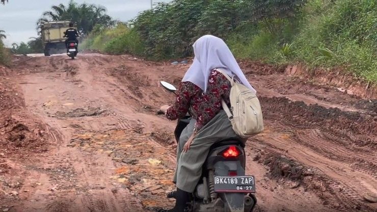 Warga Labusel Minta Pemerintah dan Perusahaan Ikut Perbaiki Jalan Rusak Belasan Tahun