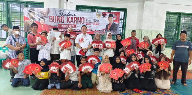 Bulan Bung Karno, Wong Chun Sen Bagikan 1.600 Buku Tulis ke Panti Asuhan Al Washliyah