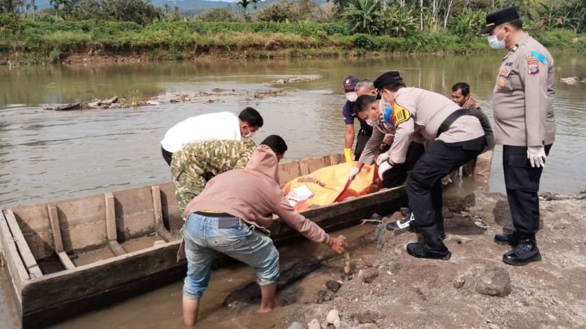 Polres Padangsidimpuan Tangani Temuan Mayat Pria di Sungai Batang Angkola Desa Hutalombang