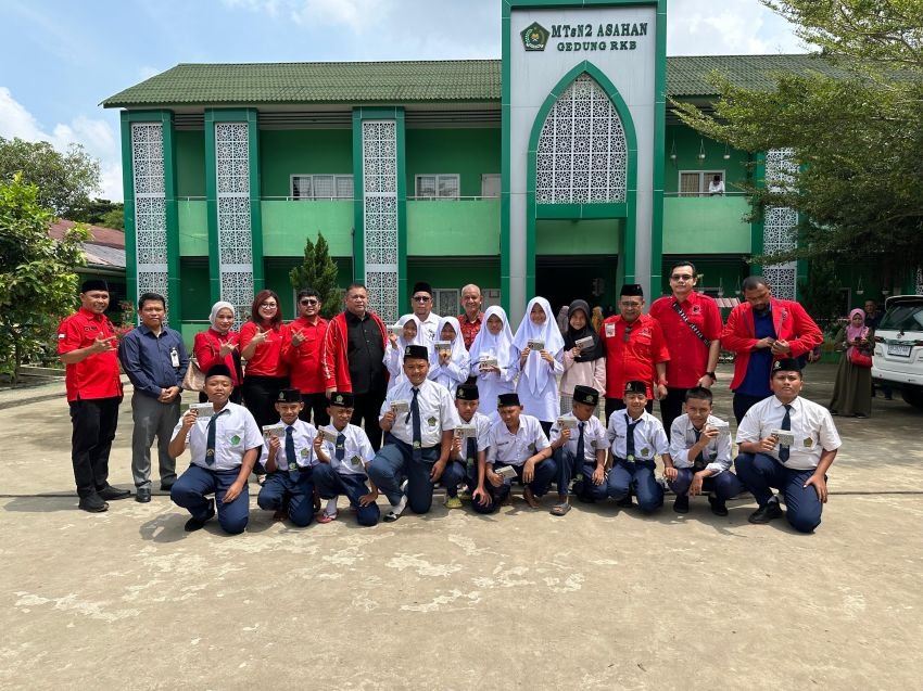 PDI Perjuangan Sumut Bantu 21 Siswa Terdampak MBG di Asahan