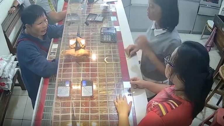 Pura-pura Membeli, Komplotan Emak-emak Beraksi di Toko Emas Batubara Terekam Cctv