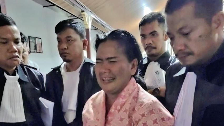 &lrm;Istri Mantan Kadis Sosial PMD Samosir Minta Hakim Bebaskan Suami