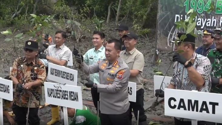 Kapolrestabes Medan Tanam 1.994 Mangrove Cegah Abrasi