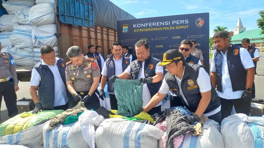 Polda Sumut Gagalkan Peredaran 144 Bal Pakaian Bekas Impor
