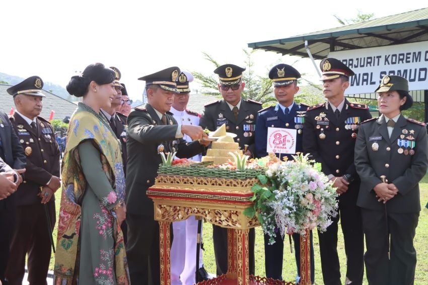 Sinergitas TNI-Polri, Wakapolres Tapteng Hadiri Upacara HUT Ke-81 TNI di Makorem 023/KS