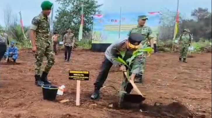 Kabaharkam Polri Hadiri Penanaman 20 Ribu Bibit Pohon di Bekas Lokasi Karhutla