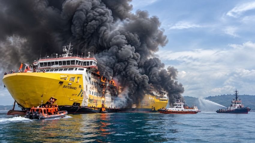 KMP Batumandi Terbakar Dekat Pelabuhan Merak, Penumpang Panik Selamatkan Diri, Kendaraan Hangus