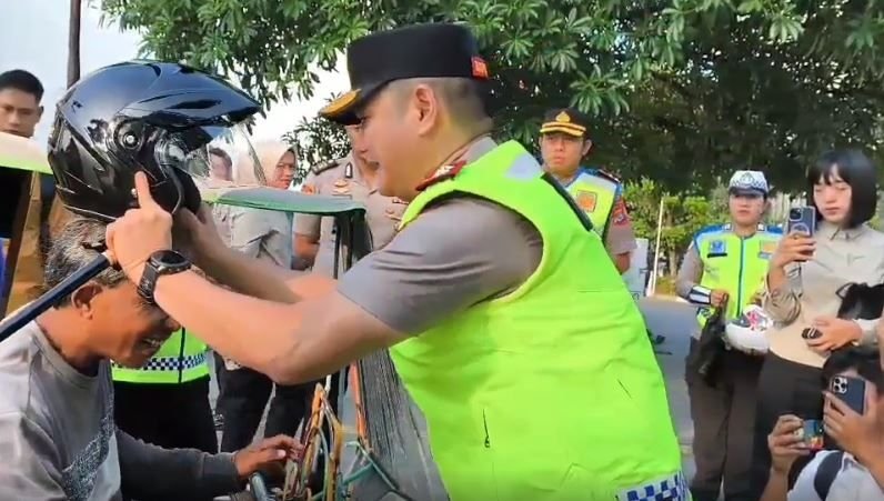 Kapolda Sumut Turun ke Jalanan, Bagikan Helm dan Masker Kepada Pengendara