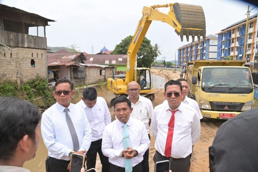 Walikota Bersama DPRD Sibolga Tinjau Pengerukan Aliran Sungai Aek Sihopo-hopo