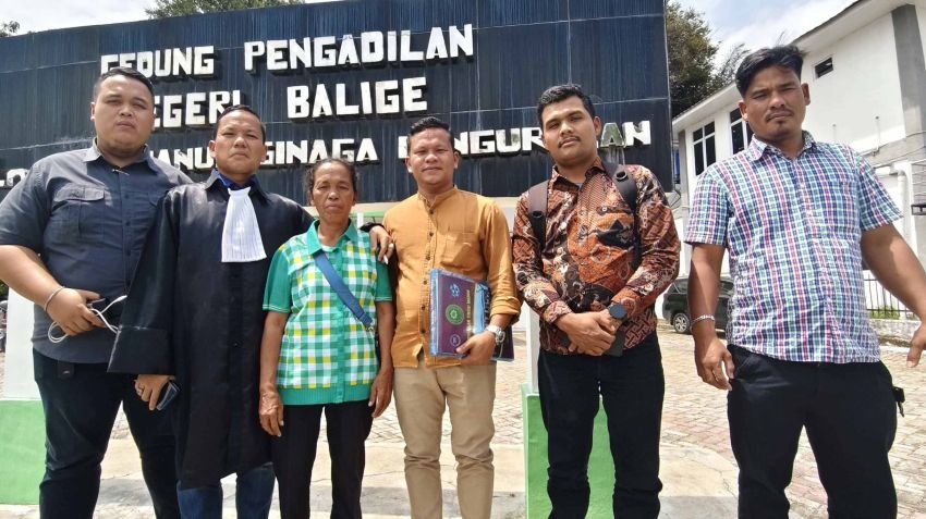 &lrm;Advokat Benri Pakpahan Dampingi Petani hingga Vonis Bebas di PN Balige