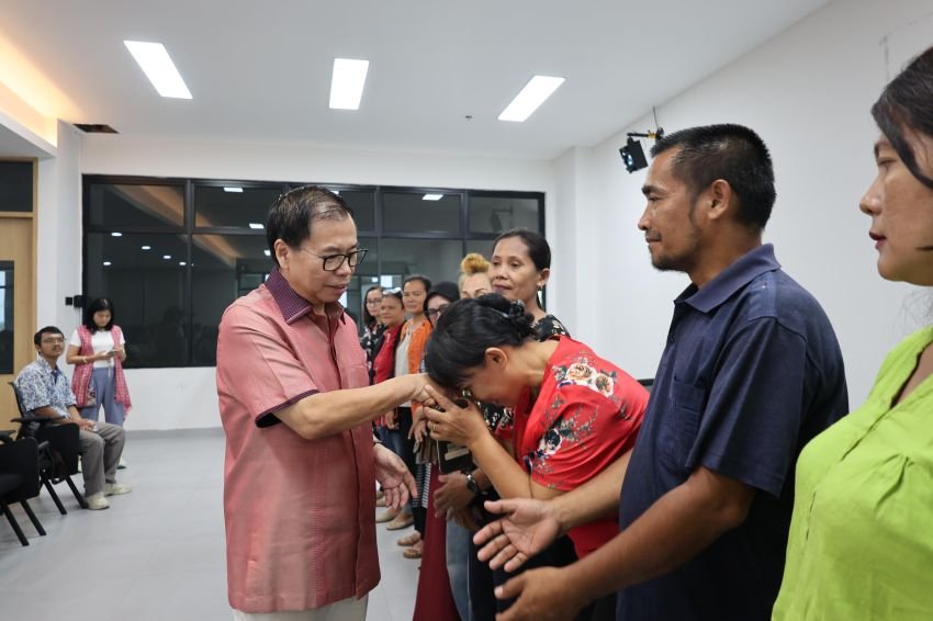 Saya Cuma Jual Kerupuk dan Cuci Piring, Pak!&rdquo;