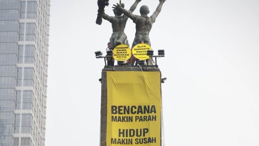 Greenpeace dan Spanduk Raksasa di Bundaran HI, Dua Tahun Prabowo Bencana Makin Parah