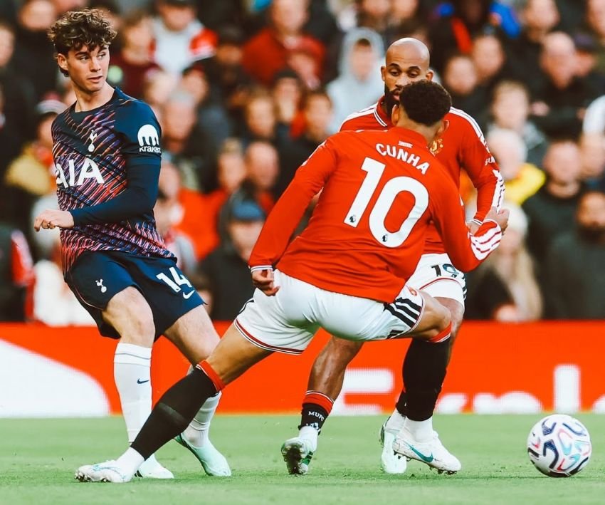 Manchester United Terpuruk di Posisi 13, Michael Carrick Kecewa Berat